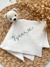 Load image into Gallery viewer, Schnuffeltuch aus Musselin mit bestickten Namen | Teddy Creme