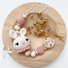 Lade das Bild in den Galerie-Viewer, Hase Schnullerkette in Creme und Pink